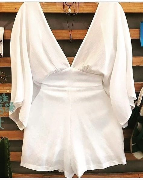 Edgy Work Outfits, Playsuits Outfit, Outfit Elegantes, White Playsuit, Classy Wedding Dress, Looks Party, Prom Dress Inspiration, Classy Dress Outfits, Stage Costume