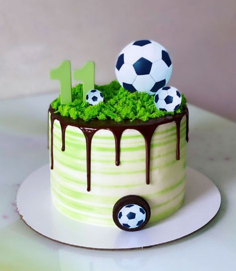 Football Theme Decoration Ideas, Cake With Football Theme, Football Bday Cake, Soccer Theme Cake Ideas, Soccer Bday Cake, Soccer Birthday Cake Ideas, Soccer Cakes For Boys, Football Theme Cake Boys, Sports Cakes For Boys Birthdays