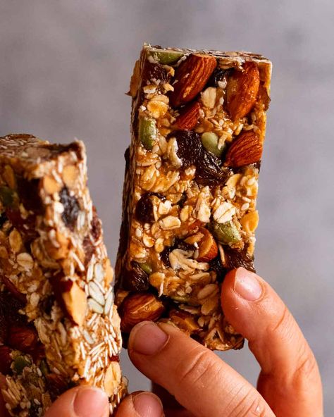 Low Calorie Protein Bars, Homemade Muesli Bars, Best Breakfast Bars, Muesli Bar Recipe, Breakfast Bars Healthy, Breakfast Bars Recipe, Healthy Snack Bars, Muesli Bars, Healthy Bars