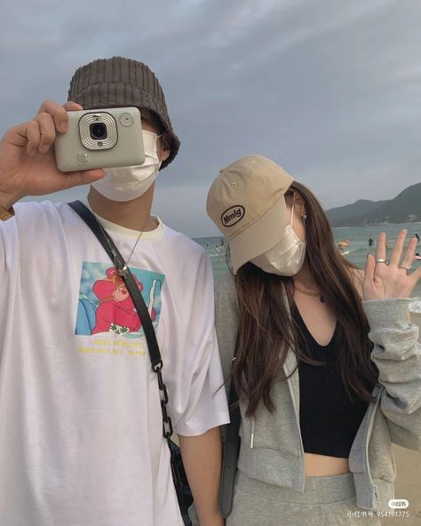 Couple Picture Korean, Ulzzang Couple Faceless, Best Friend Couples, Korean Best Friends, Boy Best Friend, Couples Vibe, Photography Posing Guide, Ulzzang Couple, Korean Couple