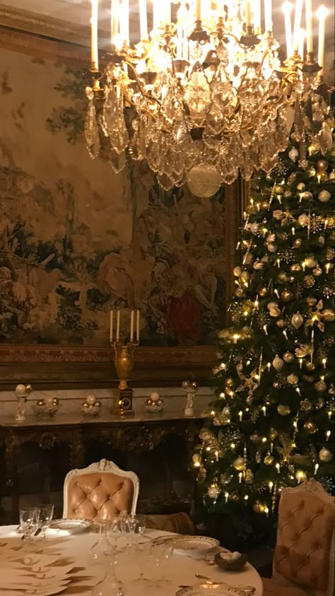 Christmas Aesthetic Rich, Glam Christmas Aesthetic, Old Fashioned Christmas Aesthetic, Rich Winter Aesthetic, Rich People Christmas, Rich Christmas Aesthetic, Old Money Christmas Aesthetic, Christmas Old Money, Aesthetic Winter Christmas