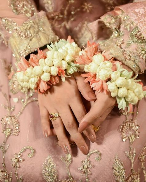 Flower Bangles Mehndi, Hand Gajra Pakistani, Gajara Bangles, Hand Gajra, Flower Bangles, Flower Jewellery For Haldi, Flower Jewelry Designs, Wedding Flower Jewelry, Pakistan Wedding