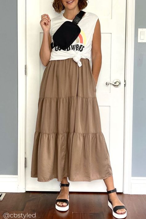 Long Tan Skirt Outfit, Maxi Brown Skirt Outfit, Beige Maxi Skirt Outfit, Tan Maxi Skirt Outfit, Brown Maxi Skirt, Long Tan Skirt, Black Maxi Skirt Outfit Ideas, Long Brown Skirt Outfit, Brown Maxi Skirt Outfit