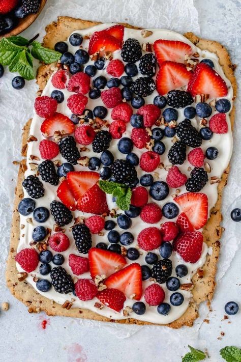 Gluten-Free Berry Fruit Pizza | This Gluten-Free Berry Fruit Pizza makes for the perfect summertime treat and a stunning addition to a barbecue, picnic or potluck. It can even be made paleo- and vegan-friendly if you wish. || The Real Food Dietitians #glutenfreerecipes #fruit #fruitpizza #summerrecipes #therealfoodrds Gluten Free Fruit Pizza, Healthy Fruit Pizza Recipe, Watermelon Fruit Pizza, Dessert Pizza Fruit, Fruit Pizza Designs, Almond Flour Recipes Cookies, Pizza Sugar Cookie, Pizza Vegana, Real Food Dietitians