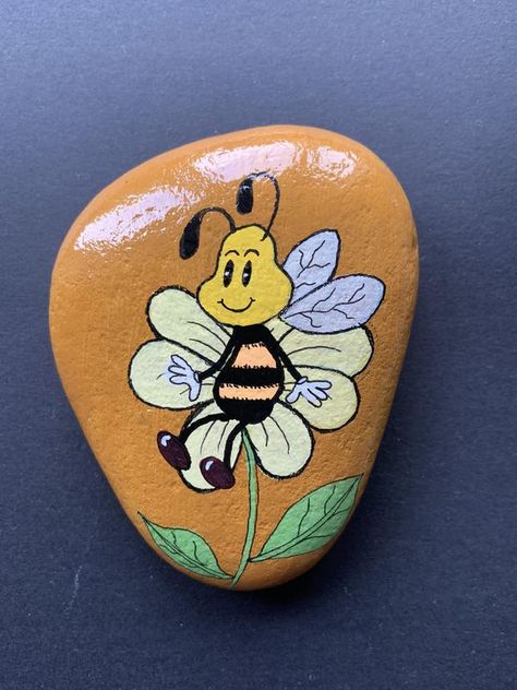 Love on the rocks uk (Hiding Rocks ~ Making Smiles) | Monday. Bumble Bee | Facebook Bees Rock Painting, Bee Rocks, Rock Animals, Painted Rock Animals, Pet Rocks, Rock Painting Designs, Painting Designs, Honey Bees, On The Rocks