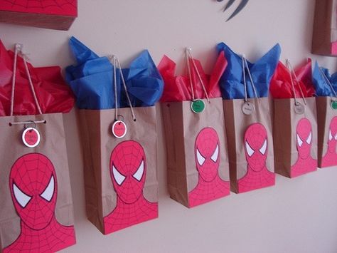 Bolsas de regalo para sorpresas de fiesta Hombre Araña. Spiderman Theme, Spiderman Birthday Party, Mens Birthday Party, Spiderman Party, Superhero Birthday Party, Spiderman Birthday, Superhero Party, Superhero Birthday, 4th Birthday Parties