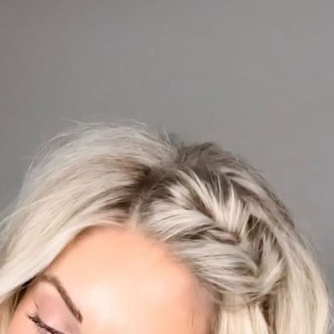 Hair Partially Pulled Back, Hairdo Ideas, Hair Dues, Curled Hair, Pixie Bob Haircut, Texture Spray, Fancy Clothes, Cute Simple Hairstyles, Hair Due