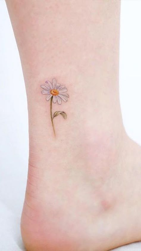 #tattoo #flowers #meaning // Flowers aren’t just beautiful: they can be symbols with deep meanings. Ankle Henna Designs, Lil Tattoos, Ankle Tattoo Ideas, Sewing Tattoos, Delicate Flower Tattoo, Daisy Tattoo Designs, Daisy Flower Tattoos, Model Tattoo, Shape Tattoo