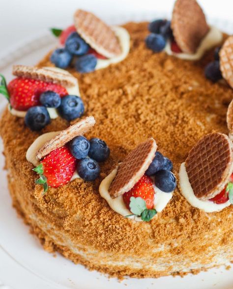 medovik cake, honey cake, video recipe, russian honey cake, Торт Медовик, custard creme, honey, eggs, dessert, video recipe, russian desserts, cake recipe Honey Cake Decoration, Medovik Cake, Honey Baklava, Cake With Custard, Creme Recipe, Greek Dessert, Russian Honey Cake, Sour Cream Frosting, Layer Cake Filling