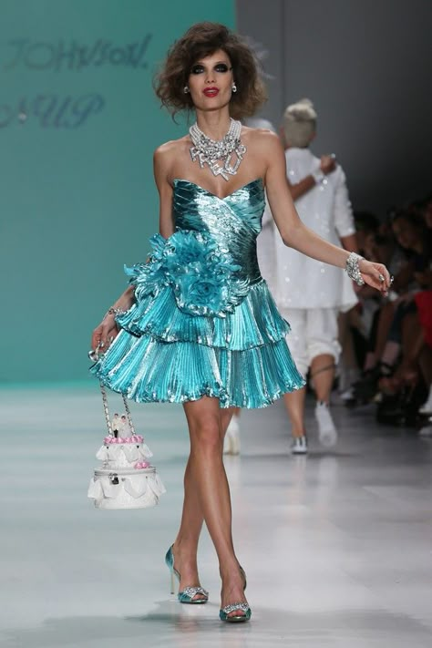 Betsey Johnson RTW Spring 2015 Betsey Johnson Runway, 80s Prom Dress, 80s Prom, Evolution Of Fashion, Fashion Week 2015, Quirky Fashion, Betsey Johnson Dresses, Bleu Turquoise, Arte Popular