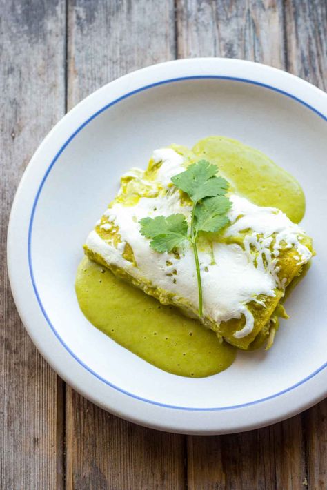 Enchiladas Chicken Verde, Easy Enchiladas Verdes, Enchiladas Chicken Green, Enchiladas Chicken Suizas, Enchiladas Suizas Verdes, Enchiladas Suizas, Tomatillo Sauce, Pulled Chicken, Mexican Dinner