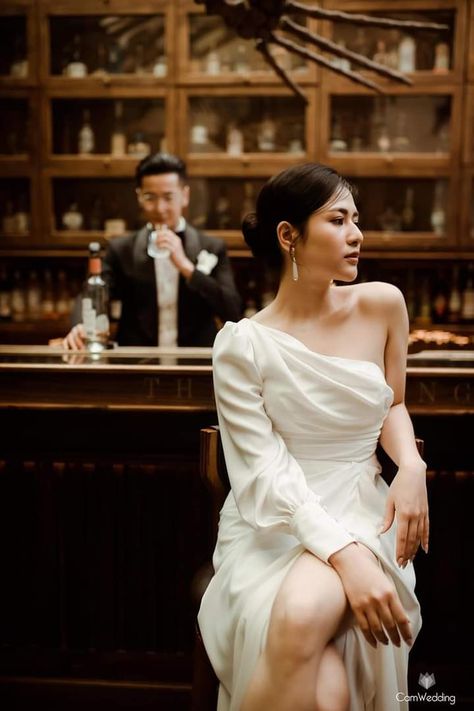 Bar Prewedding, Chinese Wedding Photos, Speakeasy Wedding, Classy Engagement Photos, Debut Photoshoot, Pre Wedding Videos, Foto Wedding, Indian Wedding Couple Photography, Bride Pictures