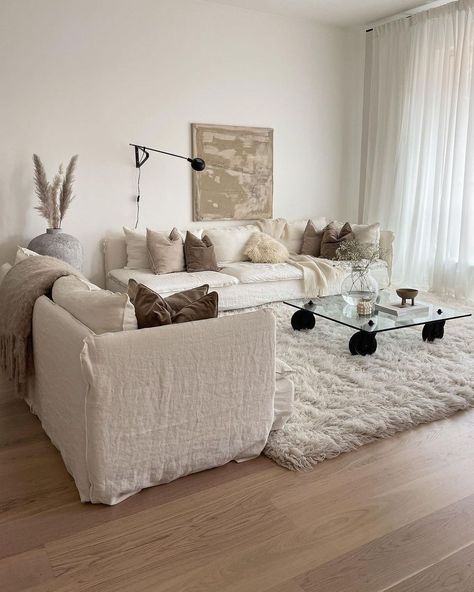 Scandinavian Faux fur rug living room design beige linen sofa via @joanna.avento Scandi Style Living Room, Linen Sofa Cover, Scandi Interior Design, Ikea Soderhamn, Söderhamn Sofa, Romantic Living Room, Hygge Design, Scandinavian Room, Scandi Interiors