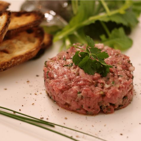 Tartare de boeuf maison • Recettes Trouvailles Voyages Camping Beef Tartare, Steak Tartare, Family Meals, Beef Recipes, Steak, Meat