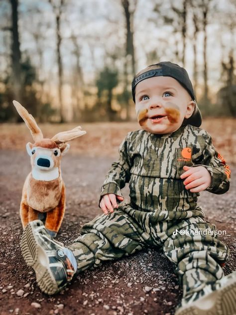 Baby Hunting Photo Shoot, Toddler Fishing Photo Shoot, Western Mom And Son Photos, Baby Country Boy, Hunting Baby Pictures, Newborn Boy Outfits Summer, Western Baby Pictures, Country Baby Pictures, Baby Boy Ideas