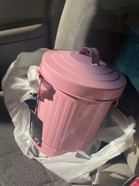 Coquette Trash Can, Bedroom Trash Can Ideas, Cute Trash Can Bedroom, Trash Can Aesthetic, Aesthetic Trash Can, Pink Trash Can, Cute Trash Can, Trash Can Bathroom, Bedroom Trash Can