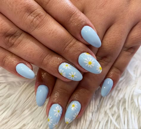 Short Square Daisy Nails, Light Blue Nails With Sunflower, Blue Nail With Daisy, Blue Flower Gel Nails, Blue Nails With Sunflower Design, White And Blue Flower Nails, Blue Nails With Daisies, Light Blue Flower Nails, Blue Nails With White Flowers