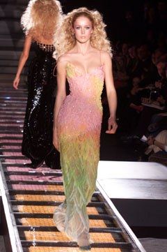 Versace Spring 2002 Couture Fashion Show - Raquel Zimmermann, Donatella Versace Versace Pink, Versace Spring, 90s Runway Fashion, Runway Outfits, Versace Dress, Versace Couture, Donatella Versace, Runway Dresses, Fashion Runway