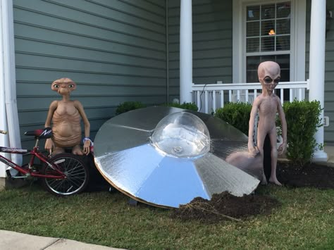 Homemade ufo with alien and et. Perfect for Halloween Alien Spaceship Halloween, Ufo Halloween Decorations, Alien Decorations Space Theme, Area 51 Halloween Decor, Ufo Decorations, Alien Halloween Decorations, Alien Decorations, Alien Decor, Halloween Yard Displays