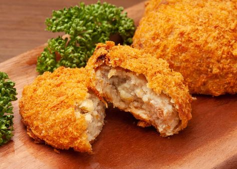 Easy Japanese Potato Croquettes (Korokke) Recipe: Enjoy Soft Flaky Potatoes, Ground Beef, and a Tangy Sauce! (Video) | LIVE JAPAN travel guide Oyakodon Recipe Easy, Japanese Potato Croquettes, Korokke Recipe, Oyakodon Recipe, Japanese Croquette, Omurice Recipe, Boiling Potatoes, Japanese Potato, Sauce Video