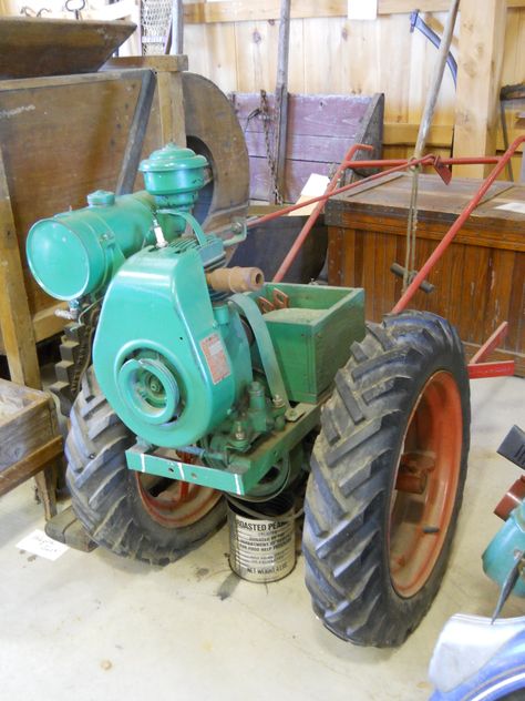 Old Hand Push Rotillar   https://www.youtube.com/user/Viewwithme Homestead Equipment, Garden Tractor Pulling, David Bradley, Homemade Tractor, Doodle Bugs, Small Tractors, Tractor Pulling, Life On The Farm, Farm Machinery