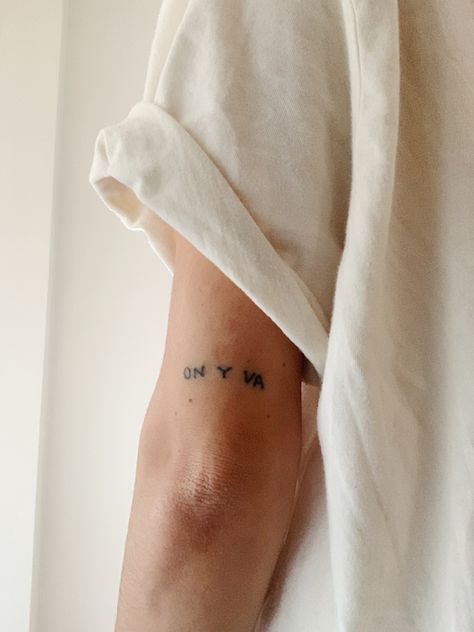 Small tattoo of handwriting above the elbow in french that reads “on y va” which means lets go. Back Of Elbow Tattoo, Tattoo Above Elbow, Above Elbow Tattoo, France Tattoo, Single Drawing, Font Tato, Tattoo Writing, Go Tattoo, Back Of Arm Tattoo