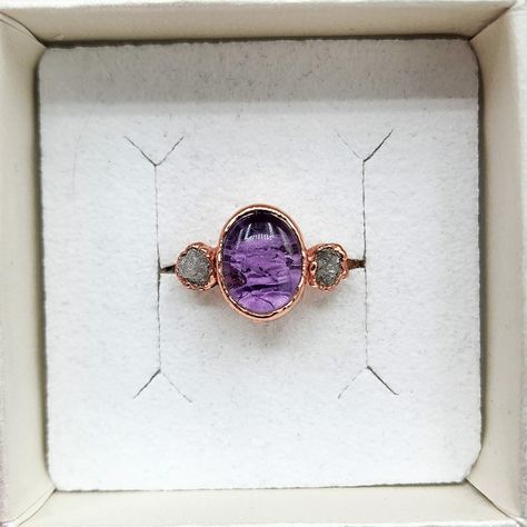 ♡ Amethyst and Rough Diamond Ring Amethyst: ❀ Balance ❀ Relaxation ❀ Stress Relief Diamond: ❀ Purity ❀ Harmony ❀ Love The combination of vibrant amethyst and rustic raw diamond creates a unique and enchanting piece, ideal for a boho wedding. The rose gold setting adds a warm, romantic touch, making this ring a perfect choice for those seeking a blend of elegance and individuality on their special day. #amethystring #purplestonering #rawdiamondring #roughdiamondring #uncutdiamondring #uni... Engagement Ring Boho, Birthstone Jewelry Mothers, Uncut Diamond Ring, Raw Diamond Ring, Gold Ring Unique, Purple Stone Rings, Raw Diamond Rings, Gold Amethyst Ring, Rough Diamond Ring