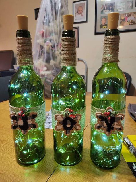 Decorated Wine Bottles Diy, Christmas Wine Bottle Crafts Diy, Painting Bottles, Green Wine Bottle, Christmas Table Decorations Centerpiece, Wine Bottle Design, Painted Bottles, Hand Painted Bottles, Bottle Ideas