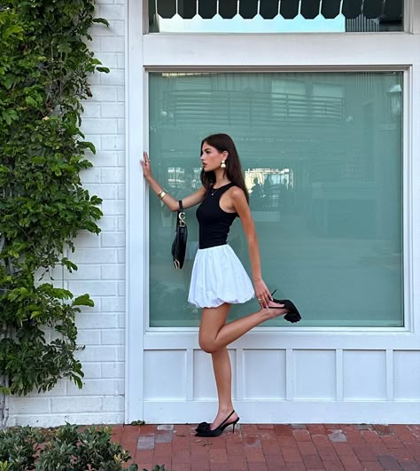 @andrianaxpekun White Balloon Skirt Outfit, Ballon Skirt Outfit, Ballon Skirts, Skirt Photoshoot Poses, White Skort Outfit, Balloon Skirt Outfit, Skort Outfit, Skirt Outfits Summer, Inspo Fits