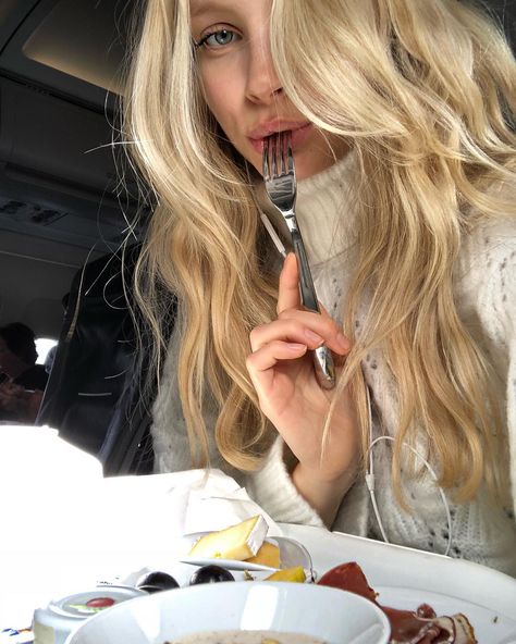 Maria Zachariassen on Instagram: “See you later 🇸🇪, thanks @chiquelle for having me And for this gorgeous knit. Can’t wait to wear the other pieces too xx” Color Rubio, Dream Hair, Gossip Girl, Hair Goals, Look Fashion, Hair Inspo, Hair Straightener, Balayage, Hair Inspiration