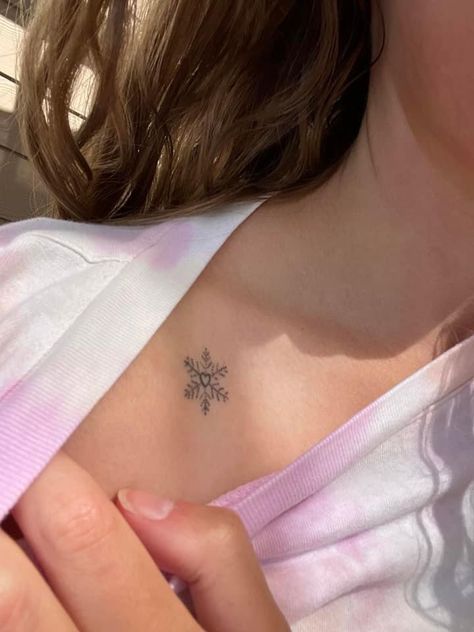 Mini Snowflake Tattoo, Snowflake Tattoo Fineline, Snow Tattoo Ideas, Fine Line Snowflake Tattoo, Tiny Tattoos Snowflake, Tattoo Ideas Snowflake, Snowflake Tattoo, Snow Tattoo, Snow Flake Tattoo