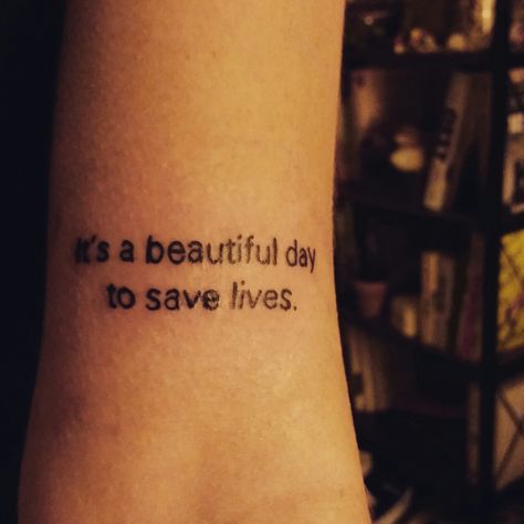 Greys Anatomy Tattoo, Stile Pin Up, Quote Tattoos Placement, Ems Tattoos, Anatomy Tattoo, Doctor Tattoo, Beautiful Day To Save Lives, Nurse Tattoo, Medical Tattoo