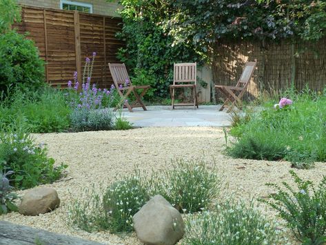 Five Seasons Gardening & Planting Design. Contemporary garden with Cotswold stone chippings and circular patio. Plants In Gravel Border, Cotswold Gravel Garden, English Garden With Pea Gravel, Low Maintenance Gravel Garden, Cotswold Gravel, Cotswold Chippings Garden, Cotswold Stone Garden, Cotswold Stone Gravel, Hard Landscaping Ideas