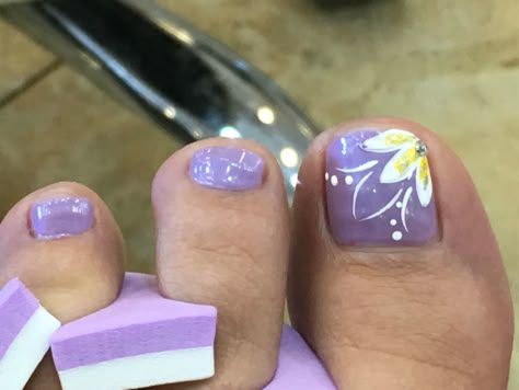 Lavender purple toes with white and yellow  flower accent Purple Pedicure, Purple Toe Nails, Flower Toe Nails, Yellow Toe Nails, Toenail Art Designs, Purple Toes, Pedicure Designs Toenails, Pedicure Nail Designs, Pedicure Ideas