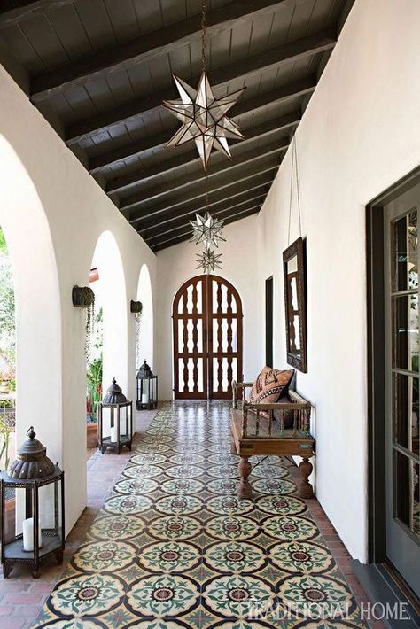 Spanish Colonial Decor, Spanish Style Bathrooms, Spanish Colonial Homes, Spanish Revival Home, Hacienda Style Homes, Colonial Homes, Spanish Tiles, Spanish Mediterranean, Mexico House