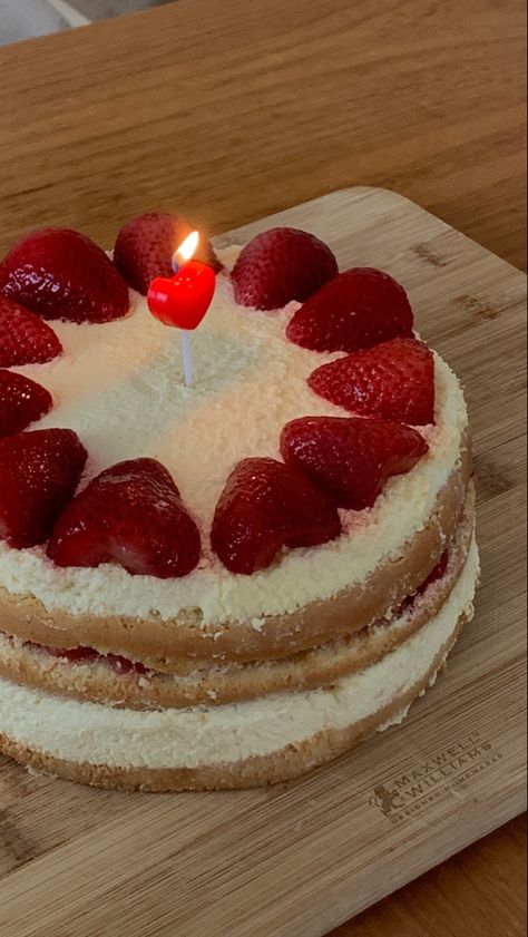 strawberry chiffon cake 🎂 Strawberry Chiffon Cake, Raspberry Chiffon Cake, Chiffon Cake Strawberry, Strawberry Sponge Cake Aesthetic, Cute Chiffon Cake, Strawberry And Cream Cake Aesthetic, Chiffon Cake, Sweet Roll, Strawberry Cake