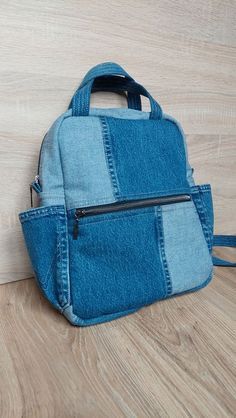 DIY Denim Backpack with zipper and pockets https://youtu.be/UkXMELQ2JPU Jeans Backpack Diy, Diy Jean Backpack, Jean Backpack Pattern, Denim Backpack Pattern, Denim Diy Bag, Diy From Old Jeans, Diy With Old Jeans, How To Make A Backpack, Denim Backpack Diy Old Jeans