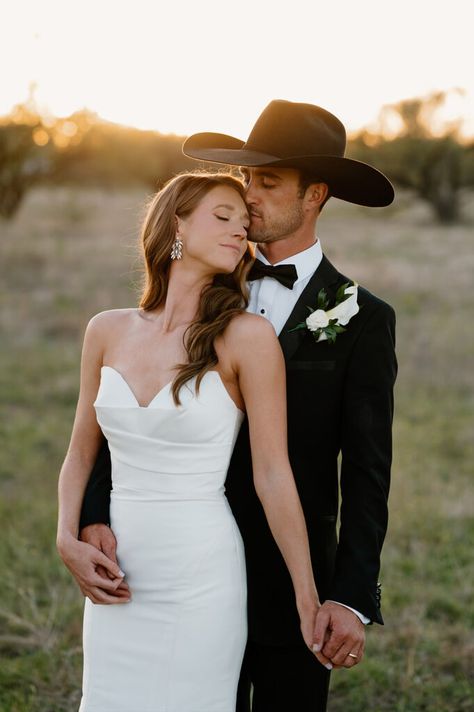 THE EIGUREN'S | BLACK TIE WESTERN WEDDING - westernweddingmagazine.com Cowboy Wedding Attire, Groom Attire Black, Black Tux Wedding, Cowboy Groom, White Cowboy Hat, Wedding Western, Black Tie Attire, Cowboy Wedding, Engagement Pictures Poses