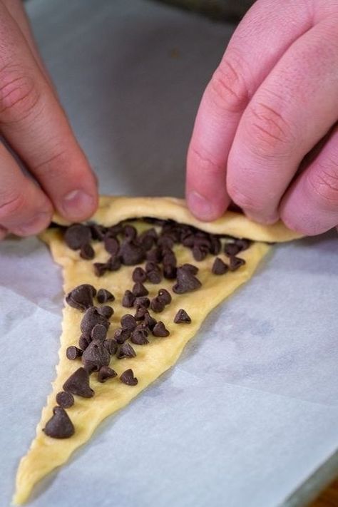 Chocolate Chip Crescent Rolls, Chocolate Crescents, Pillsbury Crescent Roll Recipes, Recipes Using Crescent Rolls, Crescent Roll Dessert, Chocolate Croissants, Croissant Recipe, After School Snack, Crescent Roll Recipes