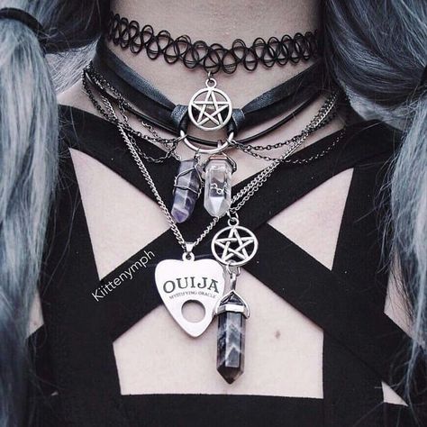 By @kittenynph Mode Ulzzang, Goth Accessories, 일본 패션, Dark Outfits, Goth Jewelry, Rock Punk, Goth Aesthetic, Grunge Goth, Punk Goth