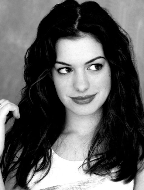 Anne… Anne Hathaway Princess, Anne Hathaway Princess Diaries, Anne Hattaway, Beautiful Brown Eyes, Princess Diaries, Anne Hathaway, Famous Faces, Looking Up, American Actress