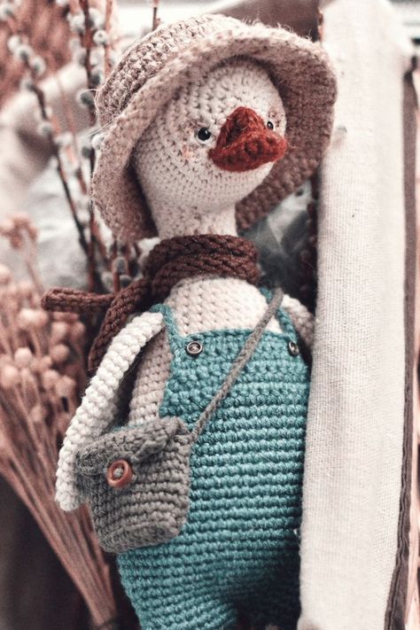 DIY crochet goose pattern - Craft graceful gander with this easy tutorial. Elevate your amigurumi collection with a handmade touch of majestic charm! Goose Amigurumi, Crochet Goose Pattern, Crochet Goose, Goose Pattern, Handmade Charms, The Creation, Easy Sewing, Easy Crafts, Amigurumi