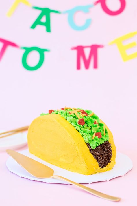 Make this easy DIY taco cake out of a regular ol' round cake and frosting, perfect for National Taco Day and any Taco Tuesday! Taco Cake, Taco Fillings, Cake Hacks, Crushed Oreos, Studio Diy, Gateaux Cake, Party Dishes, Edible Glitter, Cake Board