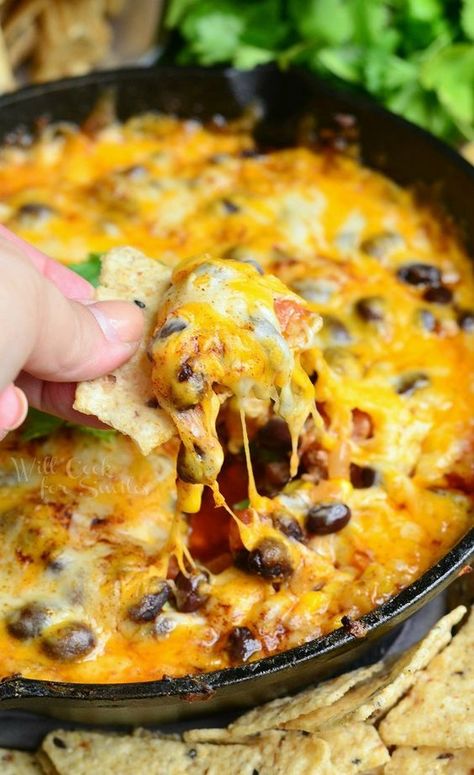 Hot Dip Recipes, Layered Dip Recipes, 7 Layer Dip, Recipes With Ground Beef, Layer Dip, Cast Iron Skillet Recipes, Taco Dip, Queso Dip, Cast Iron Recipes