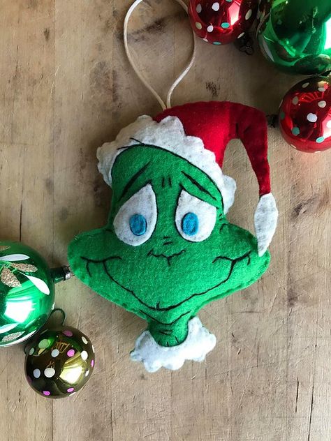 Felt Grinch, Ornaments Diy Kids, Grinch Ornament, Felt Ornaments Diy, Grinch Crafts, Handpainted Christmas Ornaments, Cute Christmas Ideas, Grinch Decorations, Felt Ornaments Patterns