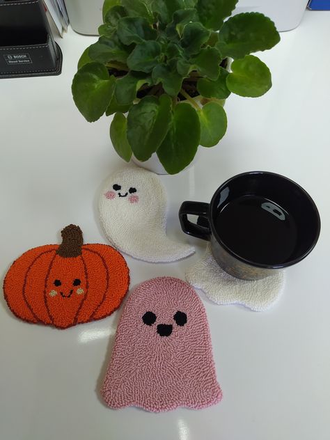 Halloween Punch Needle, Punch Halloween, Pumpkin Halloween Decor, Punch Needle Coasters, Spooky Halloween Gifts, Punch Needle Coaster, Mini Rugs, Halloween Punch, Pink Car Accessories