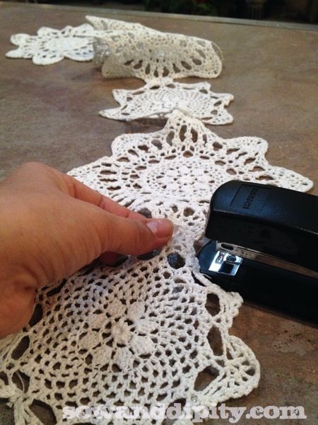 Staple small doilies together to make a lacy garland for a vintage themed tree Diy Doilies, Downton Abbey Christmas, Doily Garland, Small Doilies, Vintage Garland, Lace Christmas Tree, Shabby Chic Christmas Tree, Doilies Crafts, Shabby Chic Christmas