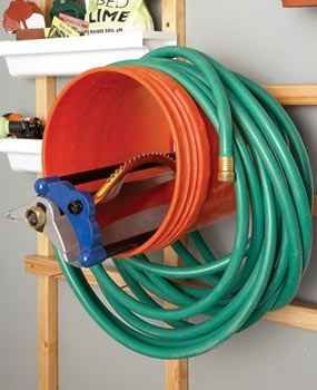 For the garage or backyard, hang a basket so you can wrap the hose around it and keep the sprinkler inside the bucket. | 34 Ingenious Ways To De-Clutter Your Entire Life Shed Organization, Garage Storage Solutions, Garage Storage Systems, Hose Storage, Garage Organize, Hose Holder, Garage Shed, Diy Garage Storage, Garage Storage Organization