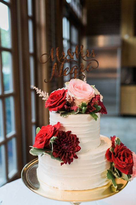 Cake With Red Flowers, Red Wedding Colors, Bridesmaid Dresses Red, White Wedding Table Setting, September Wedding Colors, Pink Floral Decor, Wedding Colors Red, Orange Bridesmaid, Red Wedding Theme