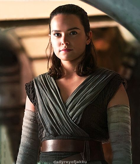 Daisy Ridley Star Wars, Jedi Outfit, Black Widow And Hulk, John Bennett, Fictional Character Crush, Star Wars The Last Jedi, Star Wars Halloween, The Last Jedi, Rey Star Wars